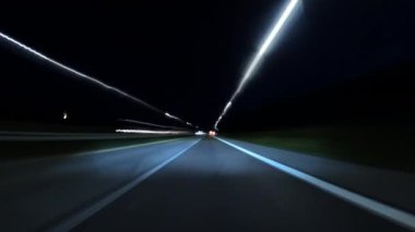 Gece boyunca ışık çizgilerinin büyüleyici dansını içeren hızlandırılmış bir macera.