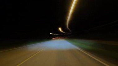 Gece gezintisi sırasında hareketli bir hiperhıza yakalanan yoldaki ışıkların canlandırıcı dansı