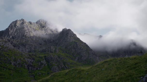 Gündüz Vakti Engebeli Dağların Üzerinde Sürüklenen Bulutların Büyüleyici Hızlandırılmış Görüntüleri — Stok video