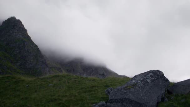 Чарівне Відео Зображує Хмари Пливуть Над Нерівними Гірськими Пейзажами Денне — стокове відео