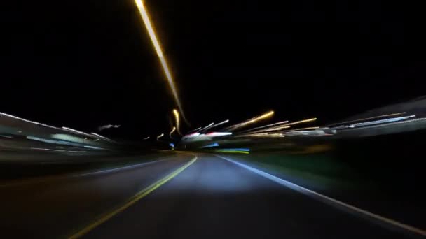 Kleurrijke Lichtstrepen Tijdens Een Nachtelijke Rit Vastgelegd Een Dynamische Hyperlapse — Stockvideo