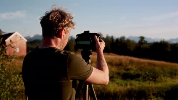 Режиссер Мастерски Регулирует Высоту Профессиональной Камеры Установленной Прочном Штативе — стоковое видео