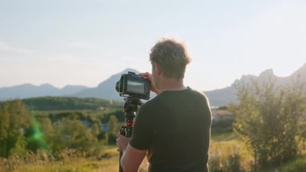 Sebuah Gambar Dari Sudut Pandang Belakang Dari Seorang Pembuat Film — Stok Video