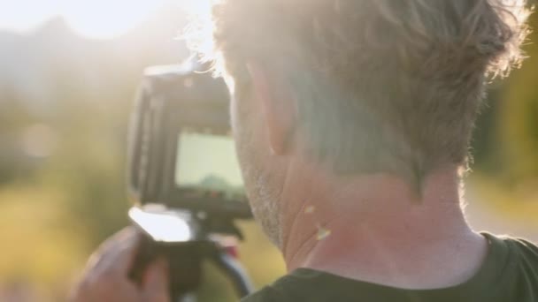 Film Yapımcısı Kamerayı Güçlü Tripodundan Nazikçe Kaldırır Dinamik Kameraları Çekmeye — Stok video
