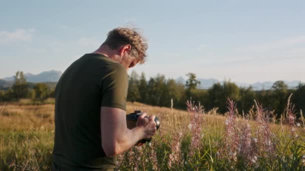 Een Filmmaker Vangt Prachtige Schoonheid Van Delicate Bloemen Tijdens Zonsondergang — Stockvideo