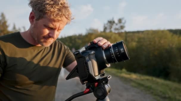 Een Ervaren Filmmaker Creëert Een Betoverende Kantelfoto Tijdens Zonsondergang — Stockvideo