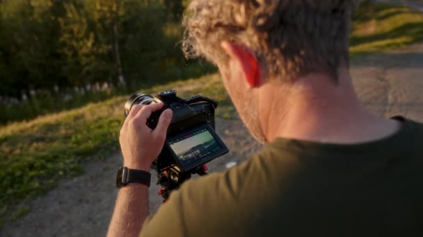 一个电影制片人用专业相机拍摄的高角度背景图片 拍摄的是在宁静的日落中拍摄的美丽风景 — 图库视频影像