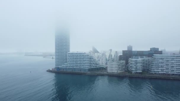 无人机捕捉到的影像显示 从布满薄雾的港口逐渐变大 暴露了建筑物和摩天大楼 — 图库视频影像