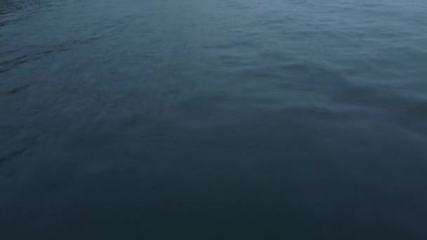 Drone Voa Acima Água Quando Aproxima Uma Montanha Beira Mar — Vídeo de Stock