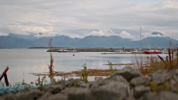 Низкоугольный Снимок Гавани Скутвик Демонстрирующий Небольшие Лодки Пристыкованные Вдали Величественный — стоковое видео