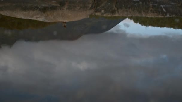 Ein Schuss Von Einem See Der Den Wolkenverhangenen Himmel Einfängt — Stockvideo