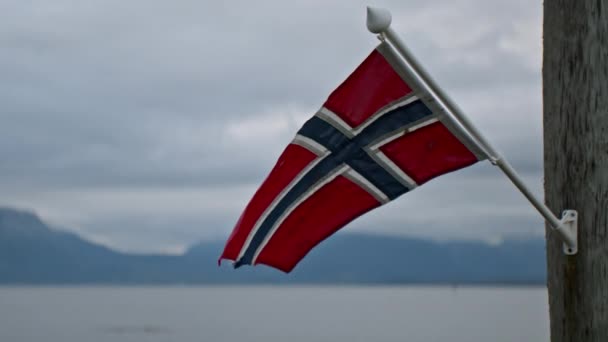 Eine Norwegische Flagge Weht Der Sanften Brise Vor Dem Hintergrund — Stockvideo
