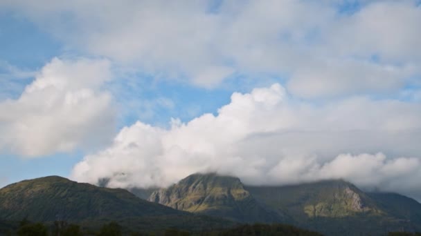 Ein Schwenk Auf Skutviks Wolkenverhangene Berge Unter Blauem Himmel — Stockvideo