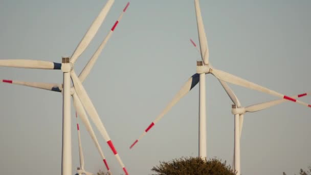 Nahaufnahme Von Windrädern Die Sich Anmutig Vor Einem Atemberaubenden Hintergrund — Stockvideo