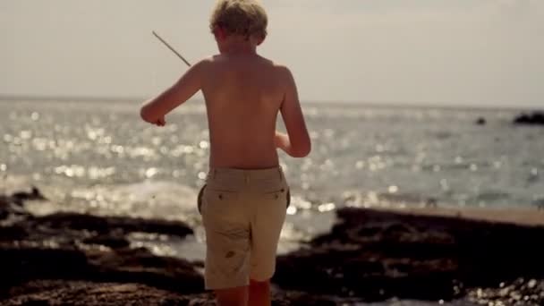 Dobrodružný Mladý Chlapec Bambusovou Rybářskou Prutem Vzrušeně Vydá Cestu Skalnatému — Stock video