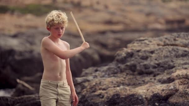 Genç Bir Çocuk Gündüz Vakti Kayalık Kıyılarda Tahta Bir Olta — Stok video