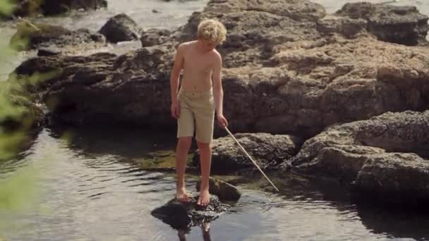 Bir Kayanın Üzerinde Duran Genç Bir Çocuk Gün Boyunca Basit — Stok video