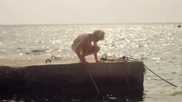 Mladý Chlapec Aktivně Zapojuje Rybaření Obratně Používá Přistávací Síť Bambusovou — Stock video