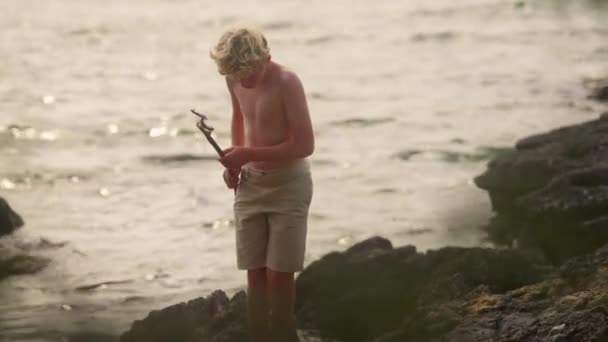 Joven Totalmente Comprometido Con Arte Pesca Utilizando Una Caña Pescar — Vídeo de stock