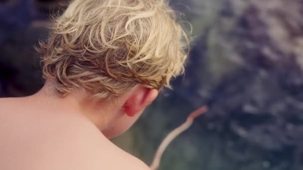 Images Gros Plan Montrant Vue Arrière Garçon Blond Utilisant Une — Video