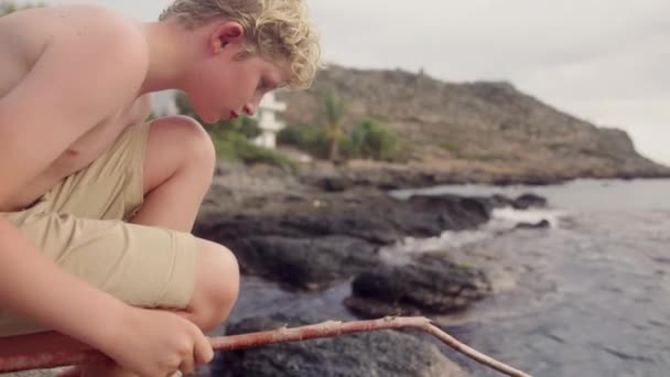 Una Foto Estática Niño Pescando Hábilmente Con Una Caña Pescar — Vídeo de stock