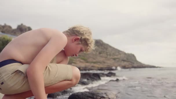 Mladý Chlapec Ukazuje Trpělivost Odhodlání Při Rybaření Drsné Skalnaté Pobřeží — Stock video