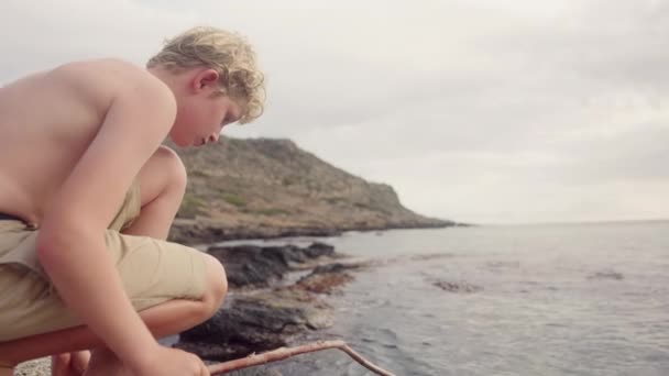 Aventura Pesca Niño Usando Una Caña Pescar Meticulosamente Hecha Mano — Vídeo de stock