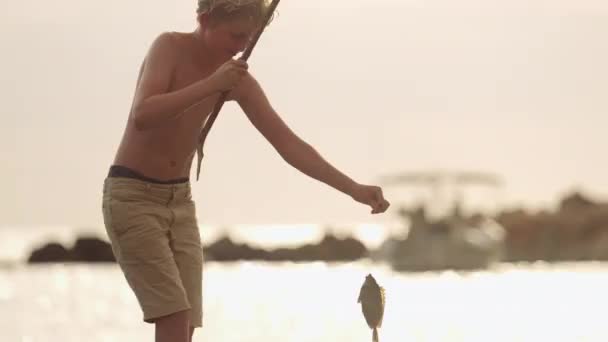 Ung Pojke Presenterar Stolt Fisk Fångad Sin Fiskelina Mitt Den — Stockvideo