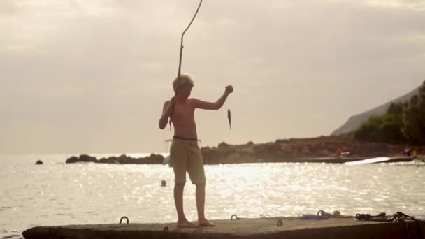 Niño Mostrando Orgullosamente Pez Que Atrapó Una Línea Pesca Contra — Vídeo de stock