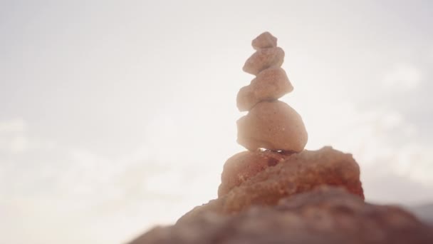 Низкоугольный Снимок Захватывающий Груду Камней Силуэт Которых Направлен Против Сияющей — стоковое видео