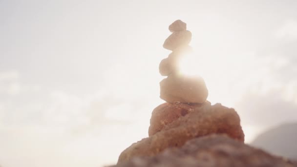 Взгляд Снизу Изображающий Груду Камней Очерченных Интенсивной Светимостью Солнца — стоковое видео