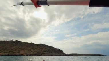 Gündüz vakti bir kanocunun Akdeniz kıyı şeridi manzarası