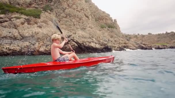 Filmato Catturato Rallentatore Con Tranquillo Viaggio Kayak Ragazzo Attraverso Acque — Video Stock