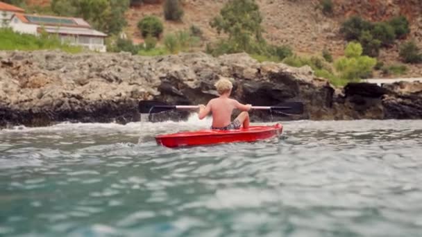 Tranquilla Avventura Kayak Ragazzo Svolge Uno Sfondo Rocce Scoscese Tutte — Video Stock