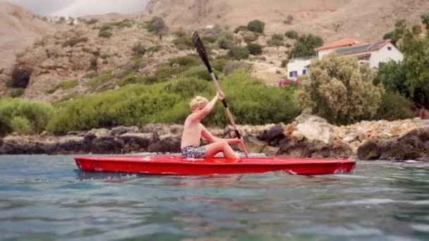 Chico Que Embarca Una Increíble Aventura Kayak Largo Impresionante Costa — Vídeo de stock
