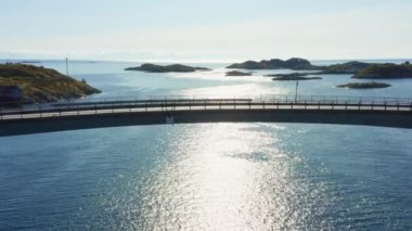 Engoysund Köprüsü 'nün nefes kesici güzelliğini gösteren bir dron görüntüsü Lofoten takımadalarının büyüleyici adaları boyunca zarifçe yayılıyor.