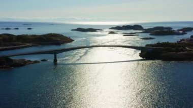 Engoysund Köprüsü 'nün, Lofoten takımadaları içinde bulunan büyüleyici adalar üzerinde uzanan hayranlık uyandıran görüntüsünü kaydeden bir dronun hava görüntüsü.