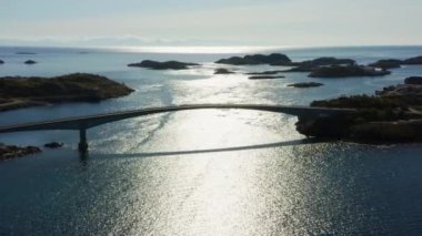 Drone 'un kaydettiği hava görüntüleri, Engoysund Köprüsü' nün Lofoten takımadaları içinde yer alan büyüleyici adaları kapladığını gösteriyor.