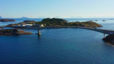 Araçlar zarif bir şekilde Engoysund Köprüsü 'nden geçiyor, nefes kesici Norveç manzarası boyunca zikzak çiziyor.