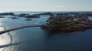 Bir dron tarafından çekilen hava görüntüleri, Engoysund Köprüsü 'nün muhteşem görüntüsünü Lofoten takımadaları içinde yer alan büyüleyici adalar boyunca uzanırken gösteriyor.