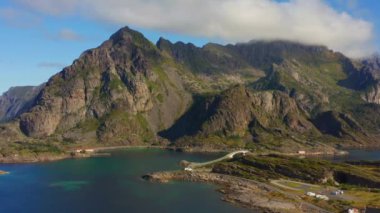 Güneş ışığı engebeli sıradağları yıkarken Lofoten Adaları 'nın saf güzelliğini gösteren bir drone görüntüsü.