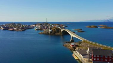 Gündüz vakti Engoysund Köprüsü 'nün ve komşu kasabanın göz kamaştırıcı güzelliğini yakalayan geniş bir yay görüntüsü.