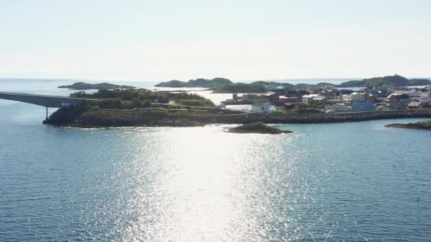 매혹적인 Engoysund 다리로 둘러싸인 고요한 마을을 보여주는 조용한 우아하게 미끄러지는 — 비디오