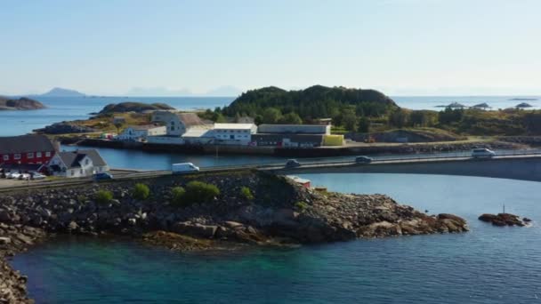 Nagranie Drona Samochodami Wdziękiem Przemierzającymi Most Engoysund Ciągu Dnia — Wideo stockowe