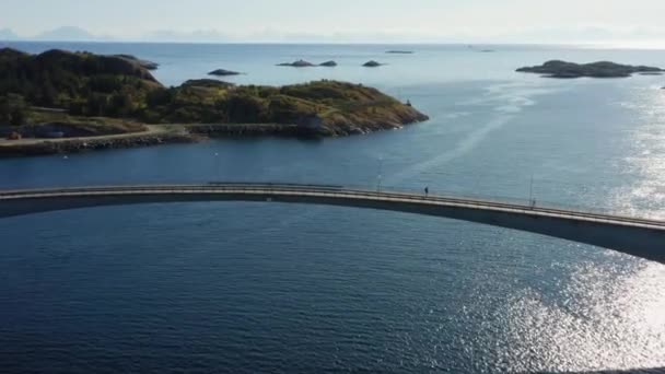 Drone Glissant Vers Arrière Montrant Magnifique Merveille Ingénierie Pont Engoysund — Video