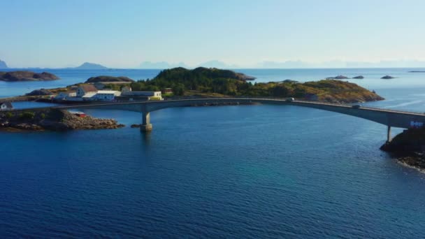 Veículos Atravessam Graciosamente Pitoresca Ponte Engoysund Atravessando Deslumbrante Paisagem Norueguesa — Vídeo de Stock