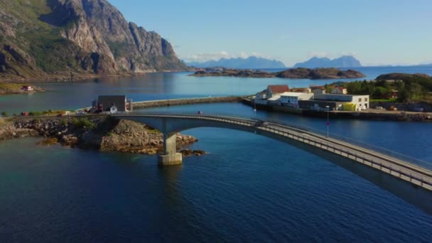 Автомобили Перемещаются Живописному Энгойсундскому Мосту Блуждая Среди Потрясающих Норвежских Пейзажей — стоковое видео