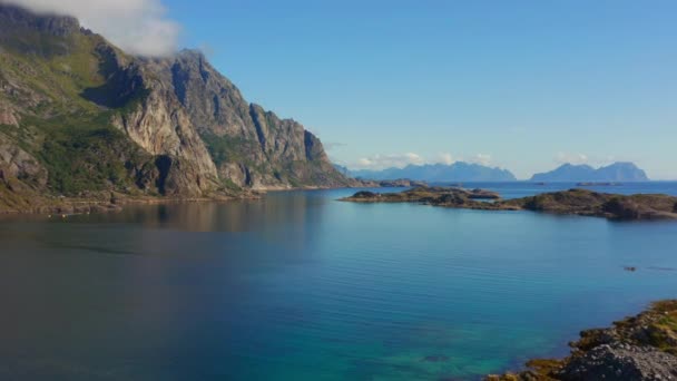 一个白天的无人机画面记录了雄伟的山峰 崎岖的悬崖和宁静的蓝色大海 这些构成了这个挪威神奇国度无与伦比的魅力 — 图库视频影像