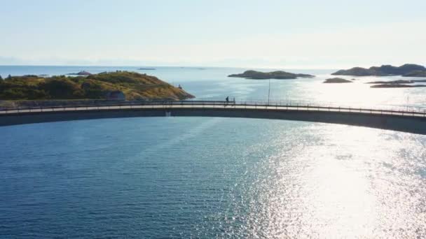 그들은 여유롭게 Engoysund 다리를 낮에는 도보로 개인의 조용한 여행을 보여주는 — 비디오