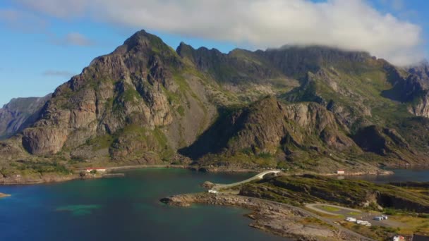 Güneş Işığı Engebeli Sıradağları Yıkarken Lofoten Adaları Nın Saf Güzelliğini — Stok video